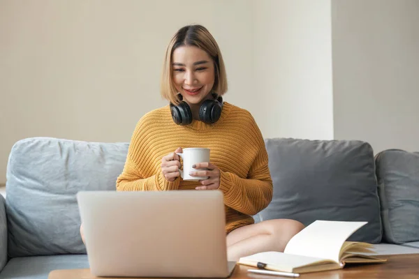 Glücklich Schöne Asiatische Frau Entspannt Mit Laptop Arbeiten Mit Kaffee — Stockfoto