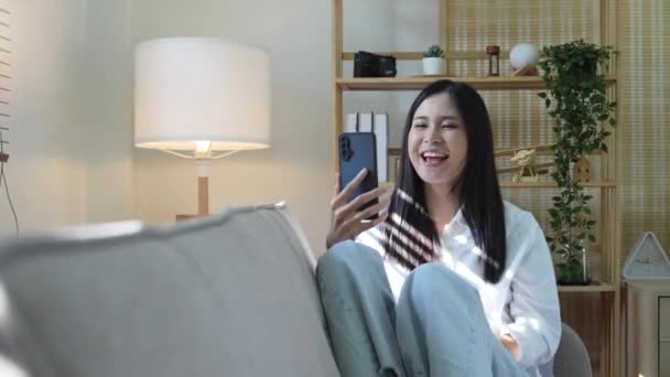 Žena Video Chat Smartphone Rodinou Nebo Přáteli Doma — Stock video
