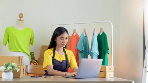 快乐的年轻女商人在家里用笔记本电脑接网上商店订单 在网站管理业务理念上与客户沟通的时尚零售店店主微笑 — 图库视频影像