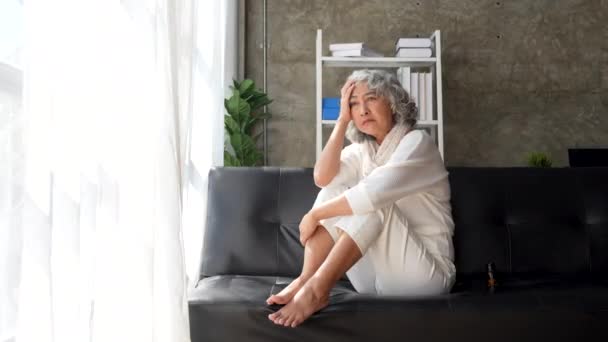 Stará Žena Sedět Deprese Vlasy Zamyšlený Pohled Lahví Pilulky Pilulky — Stock video