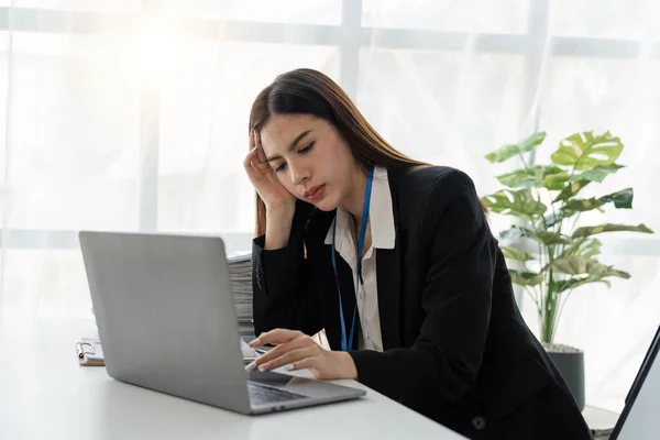 Geschäftsfrau Ist Bei Der Arbeit Laptop Gestresst Hat Kopfschmerzen Büro — Stockfoto