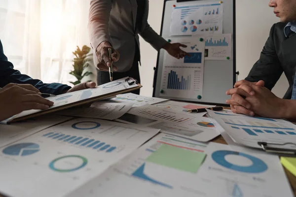 Business Team Analysiert Einkommenstabellen Und Diagramme Mit Laptop Computer Geschäftsanalyse — Stockfoto
