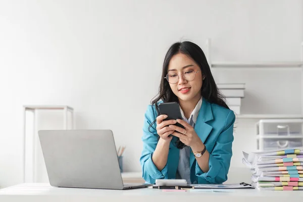 Asiatische Geschäftsfrau Büro Glücklich Und Fröhlich Umgang Mit Smartphone Und — Stockfoto