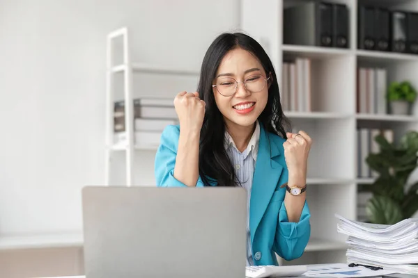 Business Asiatische Frau Triumphiert Büro Glücklich Aufgeregt Erfolgreich Porträt Einer — Stockfoto