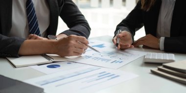 Piyasadaki durumu analiz etmek ve tartışmak için bir iş danışmanı toplantısı. İş adamı, iş arkadaşı mali konseptle proje planlamasını tartıştı.