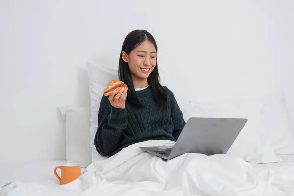 Красива Молода Жінка Працює Ноутбуці Під Час Їжі Ранкового Хліба — стокове фото