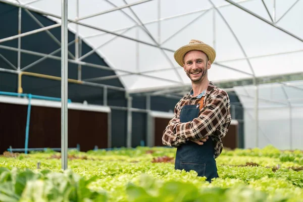 Portret Uśmiechniętego Rolnika Hydroponicznym Ogrodzie Szklarniowym Koncepcja Małych Gospodarstw Rolnych — Zdjęcie stockowe