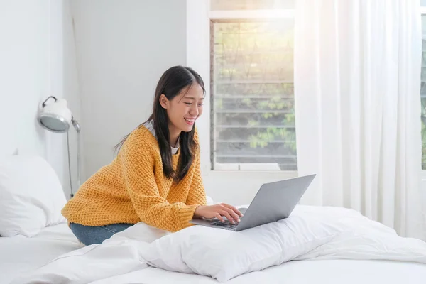Красива Молода Жінка Працює Ноутбуці Сидячи Спальні — стокове фото