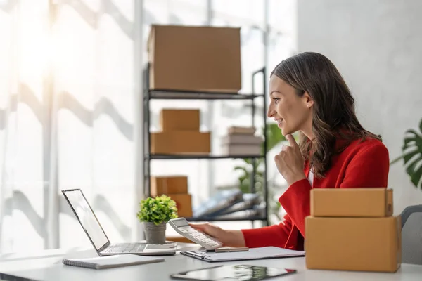 Vrouwelijke Online Verkoper Het Voorbereiden Van Levering Items Met Behulp — Stockfoto