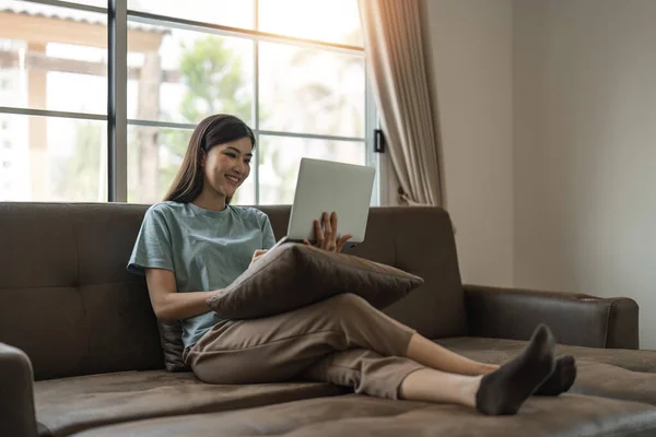 Mulher Sorrindo Usando Computador Portátil Casa Confortavelmente Sala Estar Livro — Fotografia de Stock