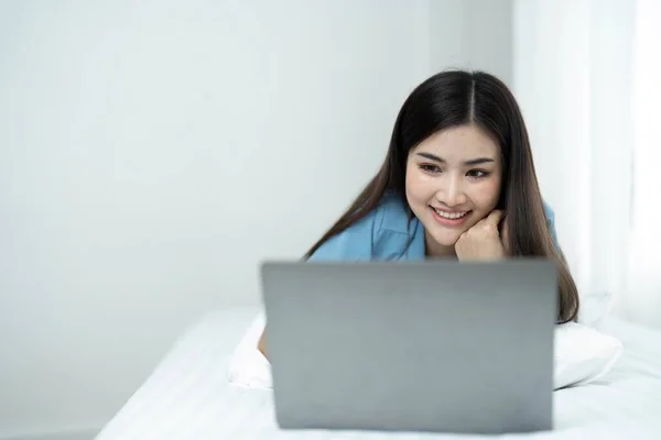 Piękna Młoda Kobieta Relaksująca Się Łóżku Używa Laptopa Odtwarzania Mediów — Zdjęcie stockowe