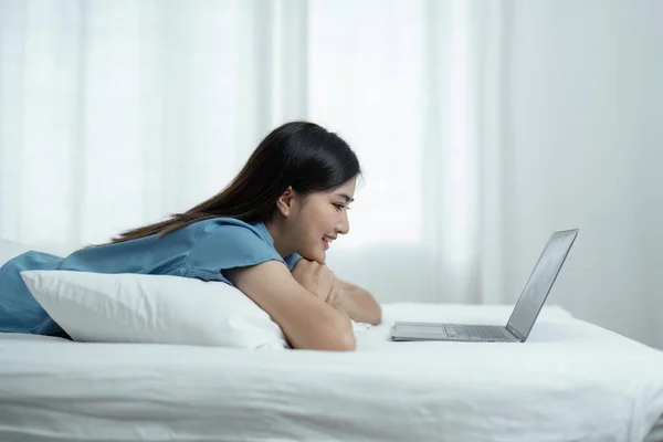 Piękna Azjatka Leżąca Łóżku Korzystająca Laptopa Odtwarzania Mediów Społecznościowych — Zdjęcie stockowe