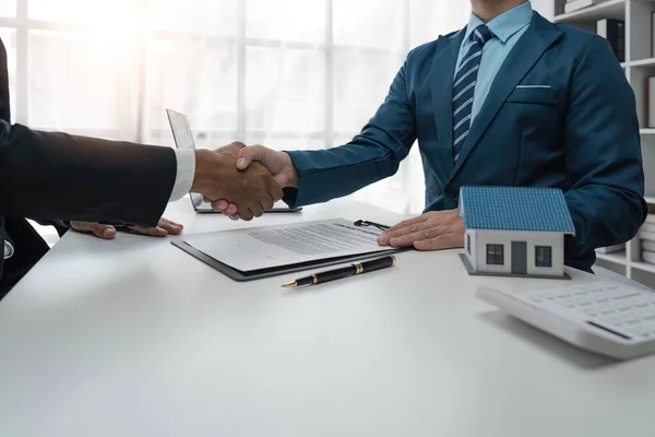地产代理在签订合约 搬迁或租用物业后 与客户握手 — 图库照片
