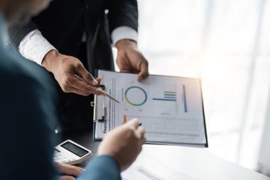 Takım çalışması, ofis verilerindeki istatistiksel iş kar büyüme oranını hesaplamak için hesap makinesi kullanan iş ekibi,.