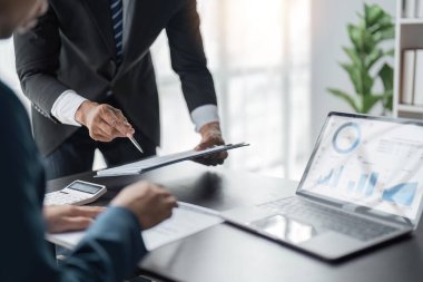 Takım çalışması, ofis verilerindeki istatistiksel iş kar büyüme oranını hesaplamak için hesap makinesi kullanan iş ekibi,.