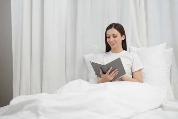 Розслабляюча Жінка Читає Книгу Спальні Свята — стокове фото