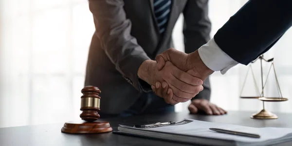 Handschlag Nach Der Zusammenarbeit Zwischen Rechtsanwälten Und Mandanten Bei Der — Stockfoto