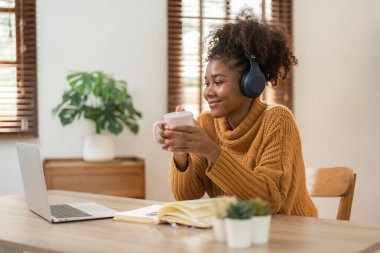Tatil ve evde sabah kahvesi içen genç Afrikalı kadınların boş fikirleri..