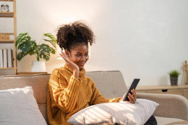 Ailesine ya da arkadaşlarına evinde telefonla eşlik eden genç Afrikalı kadınların tatil ve boş fikirleri..