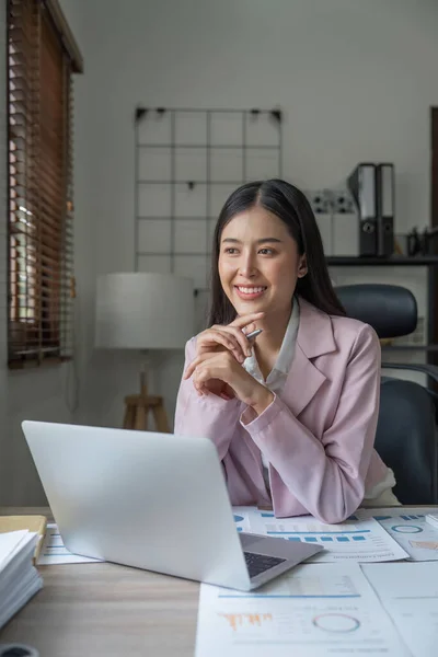 Mulher Negócios Asiática Sorrir Escritório Feliz Alegre Usando Laptop Trabalhando — Fotografia de Stock