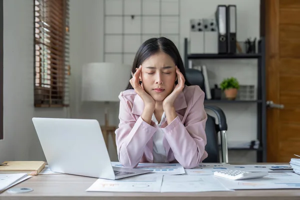 Müde Geschäftsfrau Stress Arbeitet Einem Laptop Während Sie Hause Einem — Stockfoto