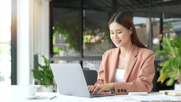 Wanita Bisnis Bahagia Bekerja Pada Laptop Kantor — Stok Video