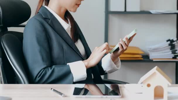 サイドビュー アジアのビジネス女性の手のテキストメッセージ携帯電話やオフィスでの朝のチャットを使用して 若い女性の手の閉じる — ストック動画