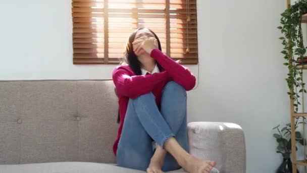 Сумна Пригнічена Молода Жінка Відчуває Себе Погано Напруженою Стурбованою Тривожною — стокове відео