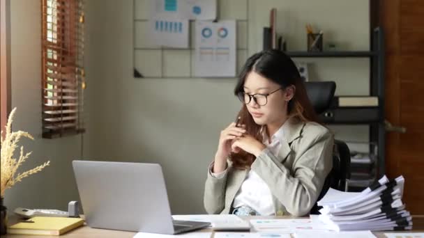 Güzel Bir Kadını Ofiste Dizüstü Bilgisayarla Çalışıyor — Stok video