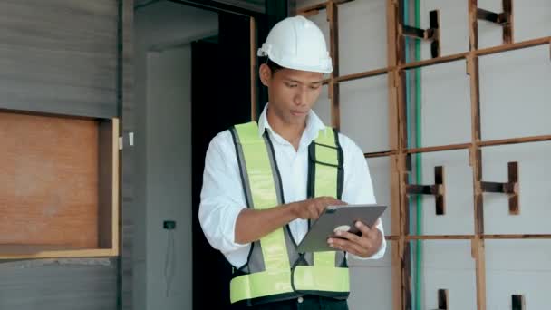 Engenheiro Verificação Trabalho Trabalho Tablet Canteiro Obras — Vídeo de Stock