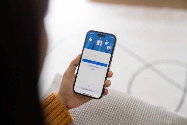 CHIANG MAI, THAILAND - 1 Mayıs 2023: Facebook sosyal medya uygulaması logosu giriş, mobil uygulama ekranı kayıt sayfası iPhone 'da e-ticaret alışveriş işi yapan kişilerin elinde.