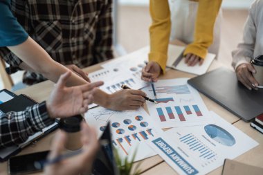 Bir grup genç Asyalı yaratıcı iş adamı beyin fırtınası sunumu, ürün tanıtımının yol haritası, planlama, ofiste yeni bir strateji başlatma projesi hakkında tartışıyorlar..