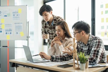 Bir grup genç Asyalı yaratıcı iş adamı beyin fırtınası sunumu, ürün tanıtımının yol haritası, planlama, ofiste yeni bir strateji başlatma projesi hakkında tartışıyorlar..