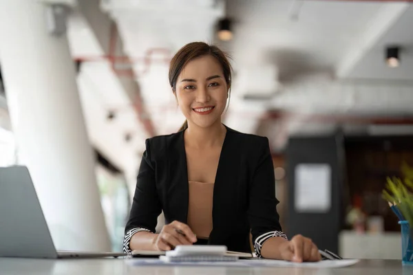 Retrato Mulher Negócios Asiática Pagando Contas Online Com Laptop Escritório — Fotografia de Stock