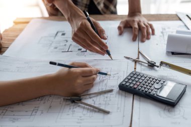 Mühendislik ekibi, ofis modelleri üreten müşteriler için tasarım tasarım tasarımı tasarımı tasarısı hazırlıyor..