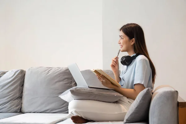 Genç Bir Kadın Dizüstü Bilgisayarda Çalışırken Evde Alırken Düşünüyor Yazıyor — Stok fotoğraf