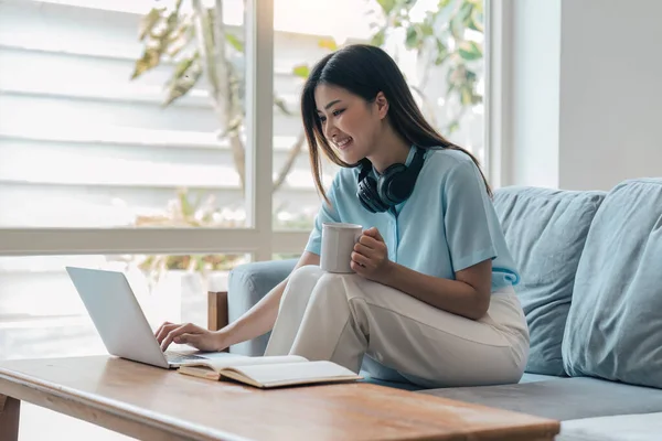 Lächelnde Asiatin Mit Kopfhörer Und Laptop Beim Morgendlichen Kaffee Auf — Stockfoto