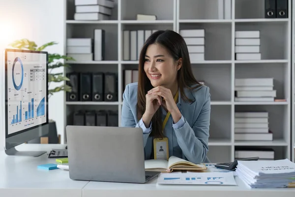Kadını Portresi Ofis Masasında Evrak Işleri Dizüstü Bilgisayar Için Gülümseme — Stok fotoğraf