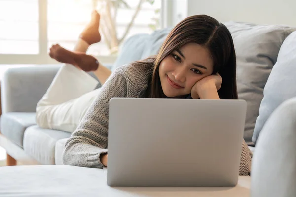 Mulher Sorridente Assistindo Vídeo Usando Laptop Relaxando Sofá Casa Sala — Fotografia de Stock