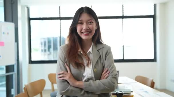 カメラで笑顔でオフィスで成功したビジネス女性 — ストック動画