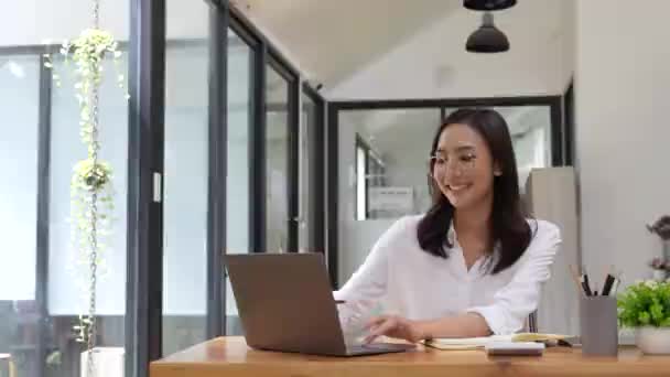 Mujer Asiática Negocios Trabajando Con Ordenador Portátil Papeles Oficina Concepto — Vídeos de Stock
