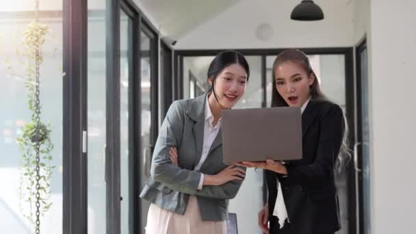 在办公室的笔记本电脑上 快乐的商业团队的形象是成功的 — 图库视频影像