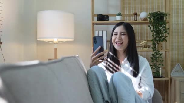 Donna Con Video Chat Smartphone Con Famiglia Gli Amici Casa — Video Stock