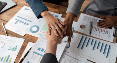 İş ekip çalışması el ele tutuşur. Bir grup genç insan ellerini kaldırıyor. Takım Çalışması Birlikte Eller Desteği Konsepti..