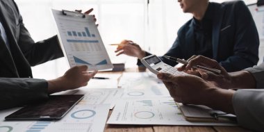 Toplantı odasındaki mali raporun incelenmesi ve tartışılması için iş danışmanlığı toplantısı. Yatırım Danışmanı, Mali Danışman ve Muhasebe Konsepti..