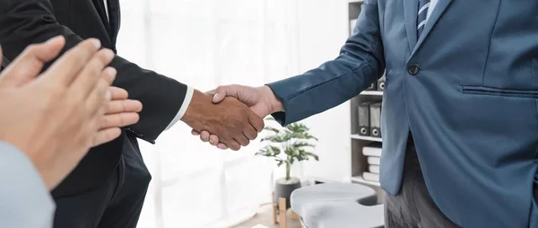ビジネスマンは握手をし 彼らがビジネスについて話し始める前にお互いを知る — ストック写真