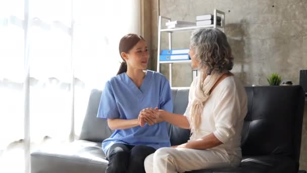 Женщины Врачи Пожимают Руку Пожилой Пациентке Поощряя Друг Друга Предлагать — стоковое видео