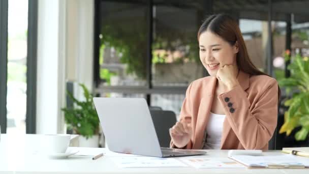 Szczęśliwy Biznes Kobieta Pracuje Laptopie Biurze — Wideo stockowe