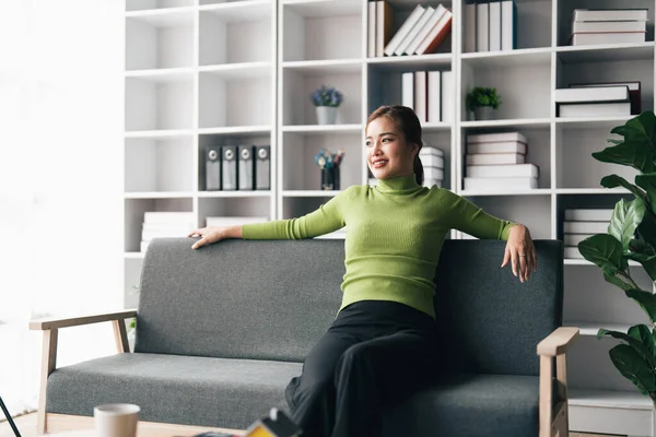 Clam Millennial Asiatische Mädchen Sitzen Auf Dem Sofa Wohnzimmer Glückliche — Stockfoto