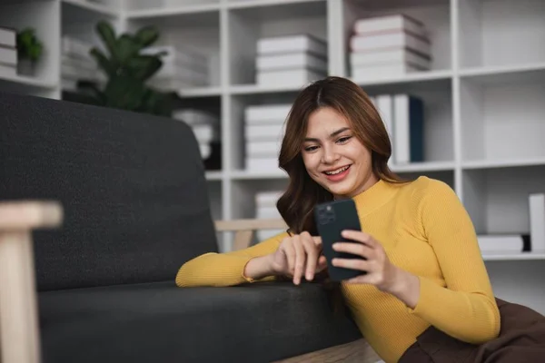 Ujęcie Azjatyckiej Młodej Kobiety Używającej Smartfona Domu Uśmiechnięta Kobieta Korzystająca — Zdjęcie stockowe